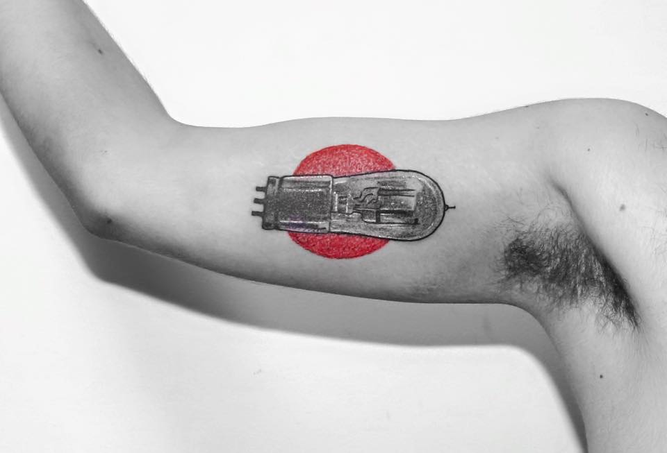 Les tatouages rouges et noirs minimalistes de Kaiyu Huang tatouages rouges et noirs minimalistes de Kaiyu Huang 12 tatouages-rouges-et-noirs-minimalistes-de-Kaiyu-Huang-12