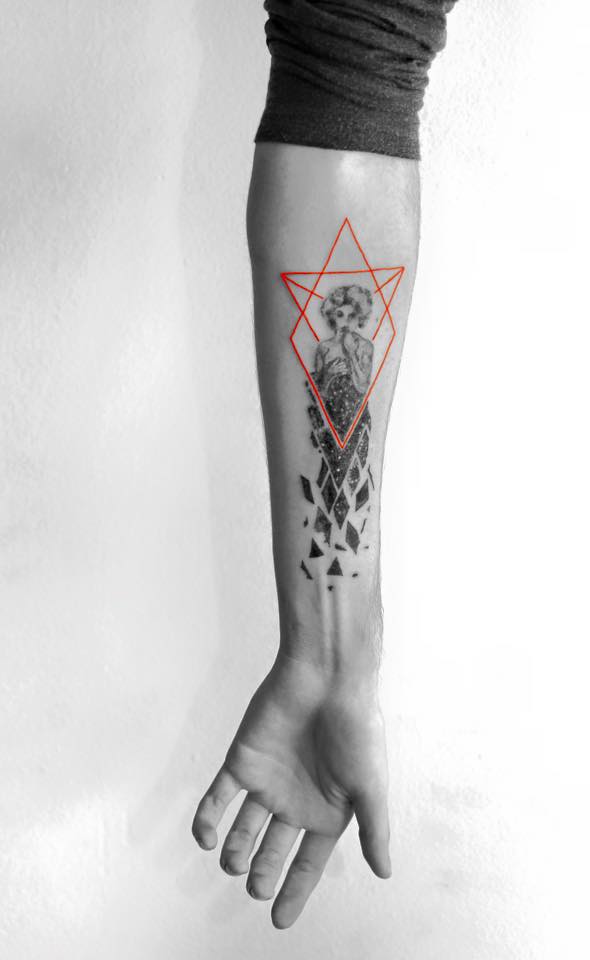 Les tatouages rouges et noirs minimalistes de Kaiyu Huang tatouages rouges et noirs minimalistes de Kaiyu Huang 14 tatouages-rouges-et-noirs-minimalistes-de-Kaiyu-Huang-14