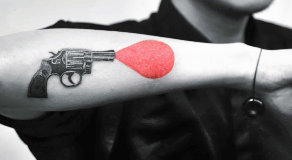 Les tatouages rouges et noirs minimalistes de Kaiyu Huang tatouages rouges et noirs minimalistes de Kaiyu Huang 15 tatouages-rouges-et-noirs-minimalistes-de-Kaiyu-Huang-15