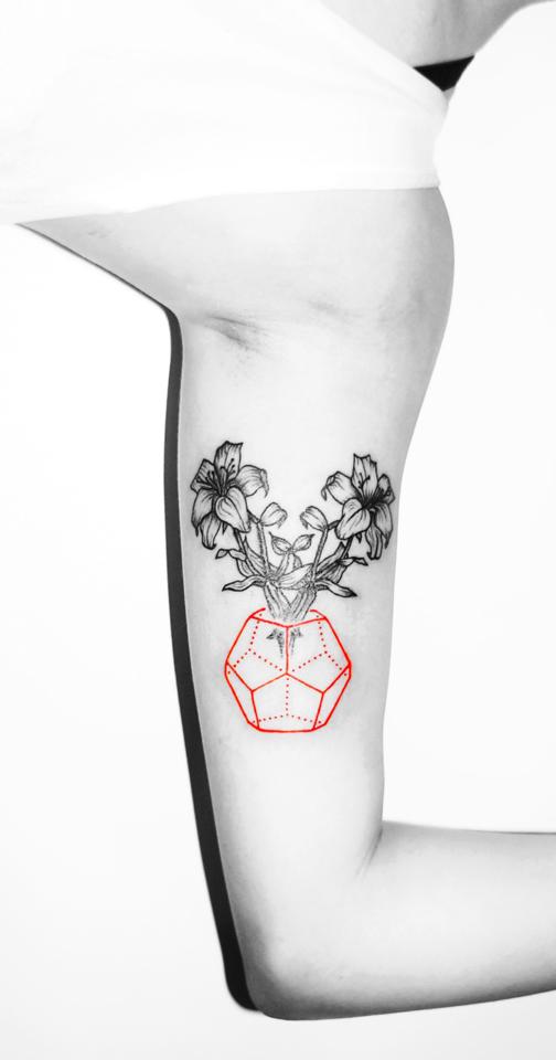 Les tatouages rouges et noirs minimalistes de Kaiyu Huang tatouages rouges et noirs minimalistes de Kaiyu Huang 18 tatouages-rouges-et-noirs-minimalistes-de-Kaiyu-Huang-18