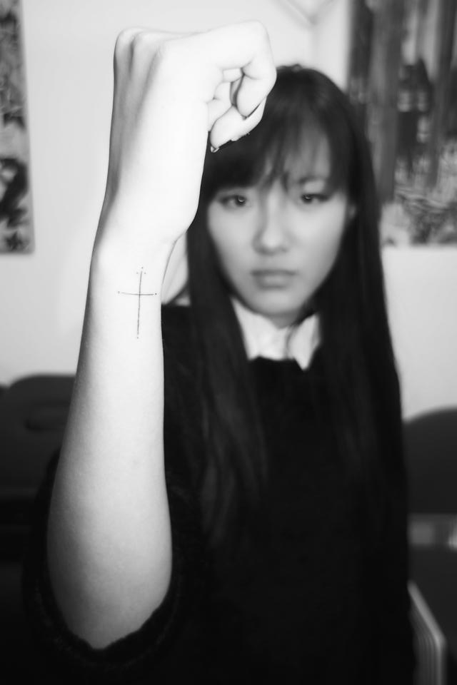 Les tatouages rouges et noirs minimalistes de Kaiyu Huang tatouages rouges et noirs minimalistes de Kaiyu Huang 19 tatouages-rouges-et-noirs-minimalistes-de-Kaiyu-Huang-19