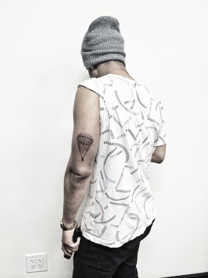 Les tatouages rouges et noirs minimalistes de Kaiyu Huang tatouages rouges et noirs minimalistes de Kaiyu Huang 20 tatouages-rouges-et-noirs-minimalistes-de-Kaiyu-Huang-20