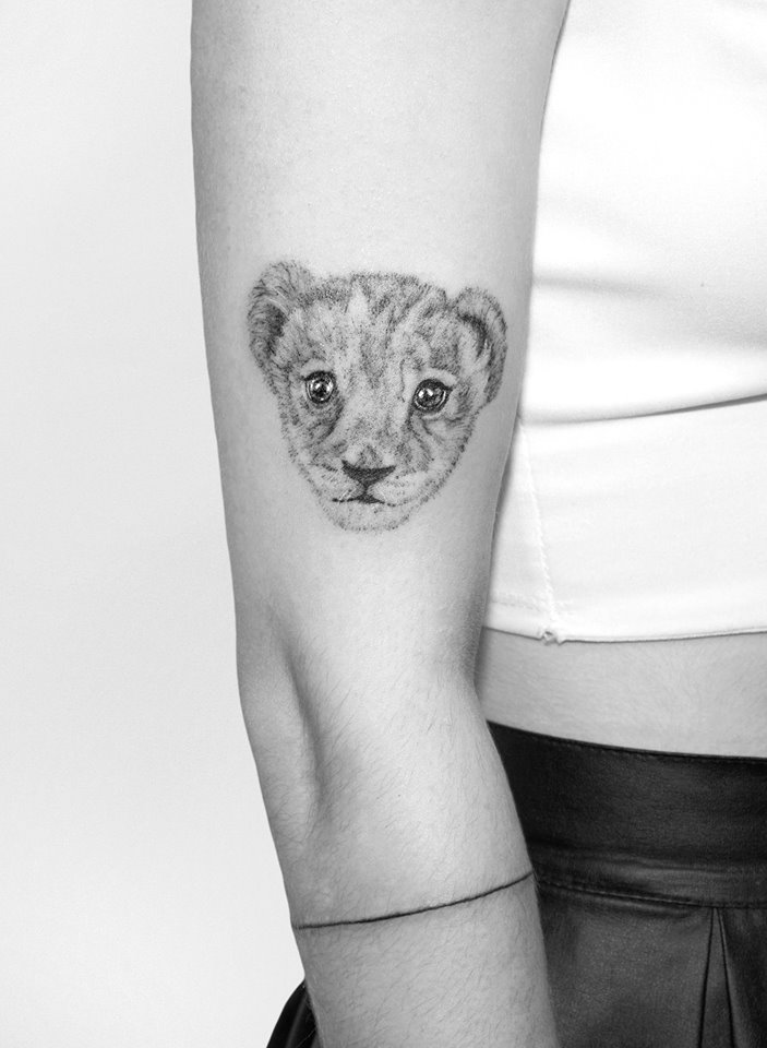 Les tatouages rouges et noirs minimalistes de Kaiyu Huang tatouages rouges et noirs minimalistes de Kaiyu Huang 3 tatouages-rouges-et-noirs-minimalistes-de-Kaiyu-Huang-3