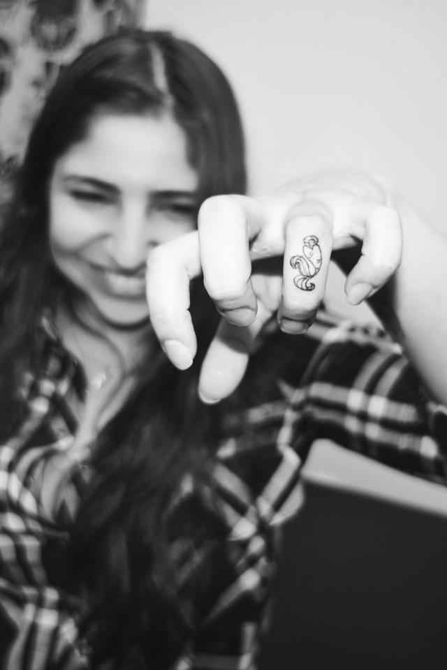 Les tatouages rouges et noirs minimalistes de Kaiyu Huang tatouages rouges et noirs minimalistes de Kaiyu Huang 4 tatouages-rouges-et-noirs-minimalistes-de-Kaiyu-Huang-4