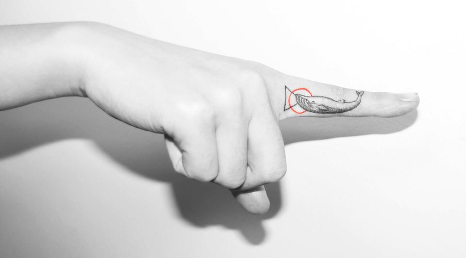 Les tatouages rouges et noirs minimalistes de Kaiyu Huang tatouages rouges et noirs minimalistes de Kaiyu Huang 5 tatouages-rouges-et-noirs-minimalistes-de-Kaiyu-Huang-5