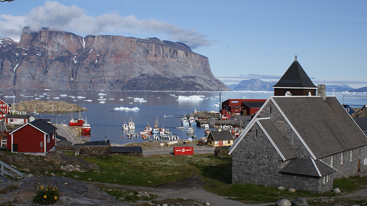 Église de pierre et port de Uummannaq au Groenland Église de pierre et port de Uummannaq au Groenland