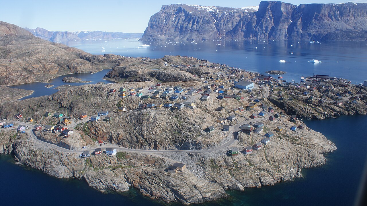 Vue aérienne de l’île et de la ville de Uummannaq au Groenland Vue aérienne de l’île et de la ville de Uummannaq au Groenland