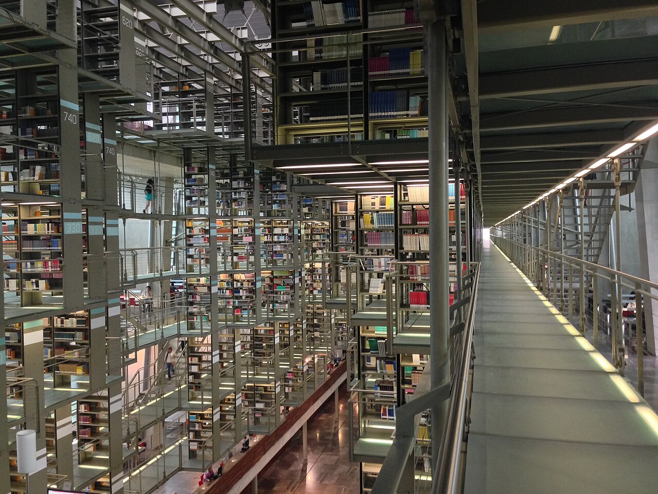 Étagères suspendues et passerelles de la Biblioteca Vasconcelos à Mexico Étagères suspendues et passerelles de la Biblioteca Vasconcelos à Mexico