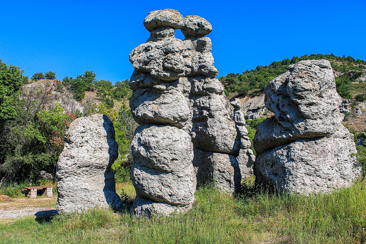 Poupées de pierre de Kuklica coiffées de blocs de roche plus résistants Poupées de pierre de Kuklica coiffées de blocs de roche plus résistants
