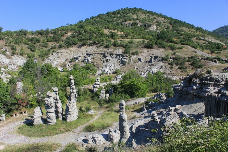 Kuklica : les poupées de pierre d’un mariage pétrifié en Macédoine du Nord kuklica poupees pierre macedoine du nord Vue générale des poupées de pierre de Kuklica en Macédoine du Nord