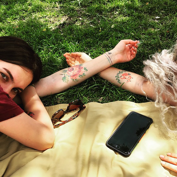 Les tatouages en point de croix de Eva Krbdk tatouages en point de croix de Eva Krbdk 3 tatouages-en-point-de-croix-de-Eva-Krbdk-3