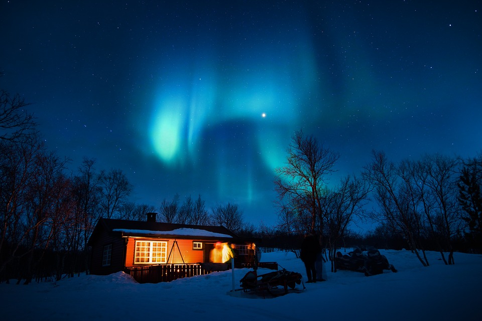 24 constructions de contes de fées en Norvège : entre architecture magique et nature sauvage 35 constructions de contes de fees de Norvege 7 Aurora Borealis Cabin Blue Lights Cold Night