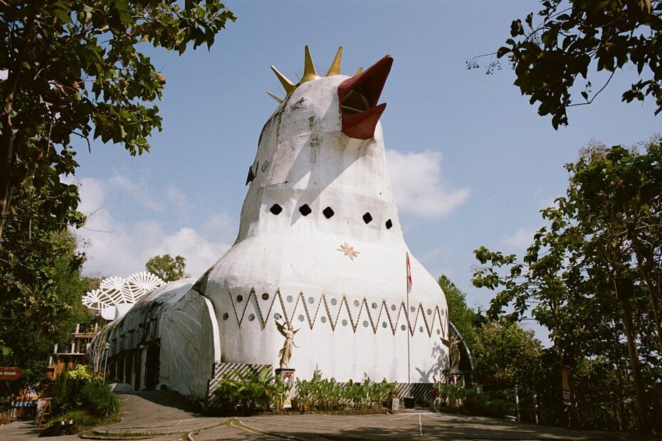 Gereja Ayam : l’étonnante « église-poulet » de Java qui devait être une colombe bukit rhema gereja ayam 2024 Bukit Rhema, la « Chicken Church » en forme de colombe près de Borobudur