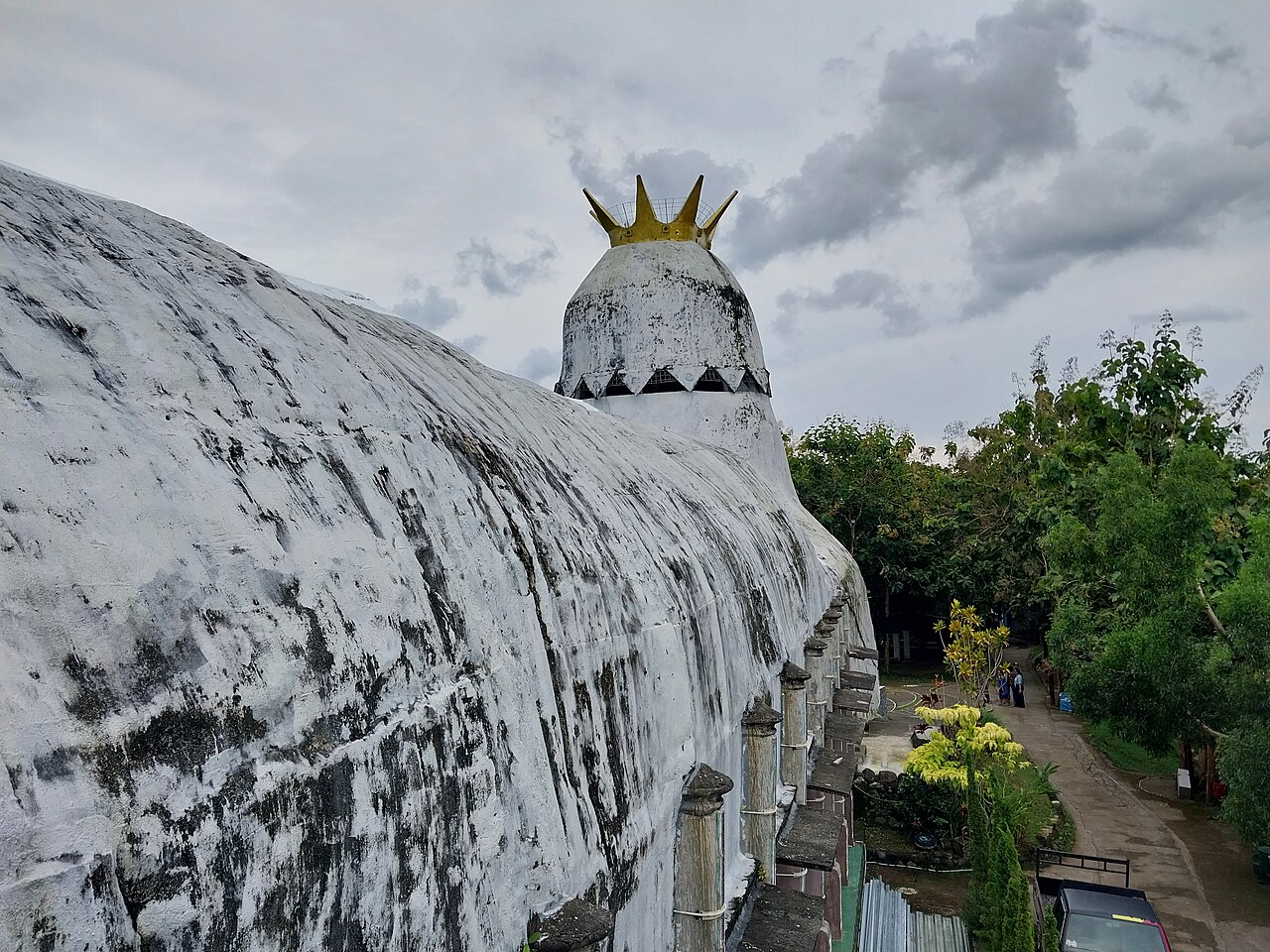 Vue latérale de Gereja Ayam à Bukit Rhema sur l’île de Java Vue latérale de Gereja Ayam à Bukit Rhema sur l’île de Java