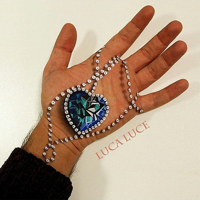 Des illusions 3D avec du body painting de la main par Luca Luce illusions 3D avec du body painting de la main par Luca Luce 12 illusions-3D-avec-du body-painting-de-la-main-par-Luca-Luce-12