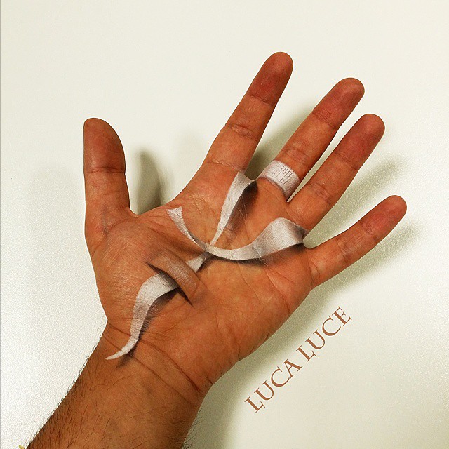 Des illusions 3D avec du body painting de la main par Luca Luce illusions 3D avec du body painting de la main par Luca Luce 7 illusions-3D-avec-du body-painting-de-la-main-par-Luca-Luce-7