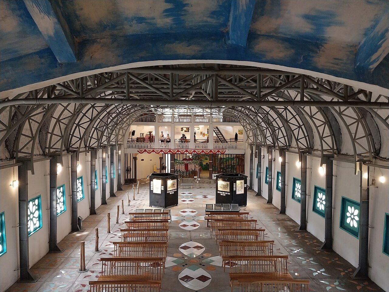 Salle principale de la maison de prière Bukit Rhema à Magelang Salle principale de la maison de prière Bukit Rhema à Magelang