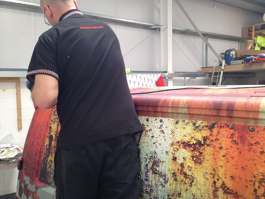 un camouflage de van contre le vol un camouflage de van en voiture rouillee contre le vol 9 un-camouflage-de-van-en-voiture-rouillee-contre-le-vol-9