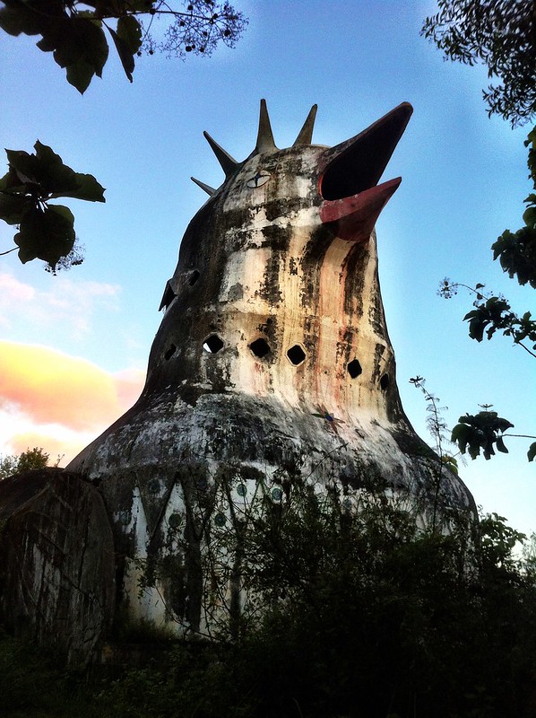 Une église-poulet abandonnée dans la jungle indonésienne une eglise poulet abandonnee dans la jungle indonesienne 2 une-eglise-poulet-abandonnee-dans-la-jungle-indonesienne-2