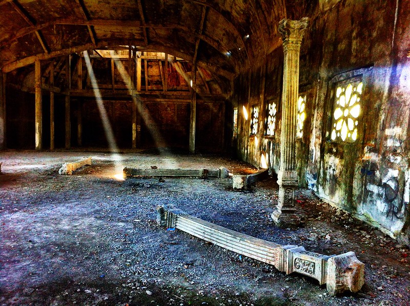 Une église-poulet abandonnée dans la jungle indonésienne une eglise poulet abandonnee dans la jungle indonesienne 3 une-eglise-poulet-abandonnee-dans-la-jungle-indonesienne-3