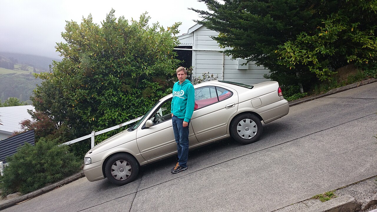 Une voiture garée dans la pente de Baldwin Street Voiture garée sur la section très pentue de Baldwin Street à Dunedin