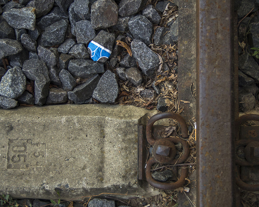 Andre Levy peint des slips sur des cailloux pour lutter contre la censure de la nudité Andre Levy peint des slips sur des cailloux pour lutter contre la censure de la nudite 3 Andre-Levy-peint-des-slips-sur-des-cailloux-pour-lutter-contre-la-censure-de-la-nudite-3