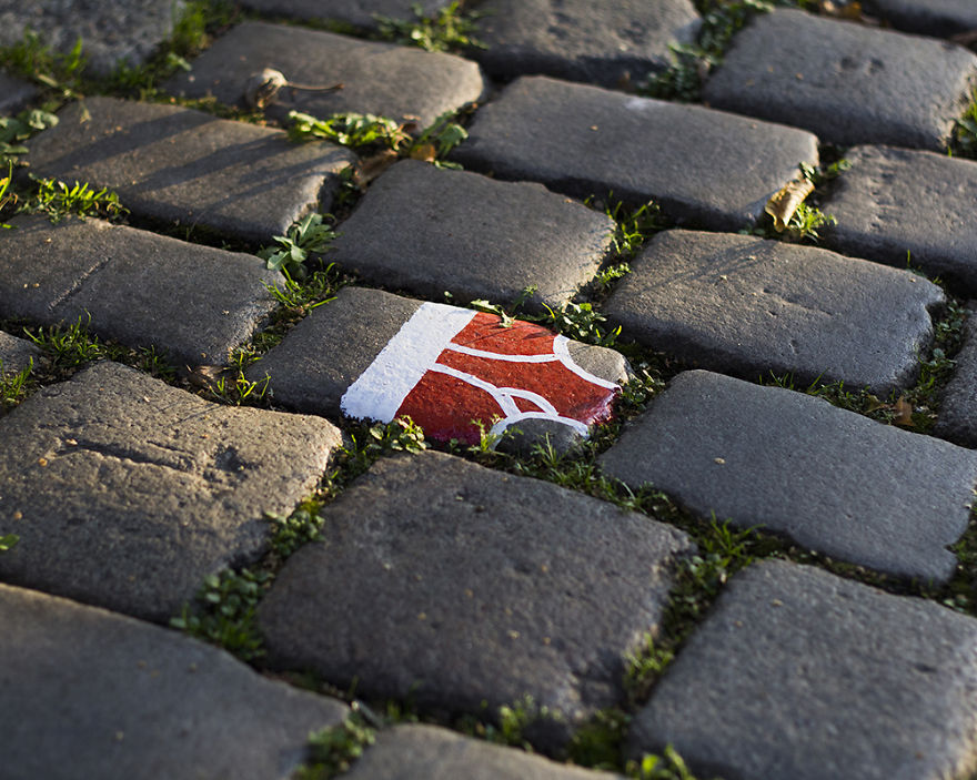 Andre Levy peint des slips sur des cailloux pour lutter contre la censure de la nudité Andre Levy peint des slips sur des cailloux pour lutter contre la censure de la nudite 5 Andre-Levy-peint-des-slips-sur-des-cailloux-pour-lutter-contre-la-censure-de-la-nudite-5