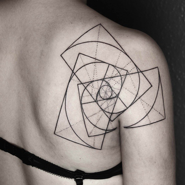 Les tatouages géométriques de Okan Uçkun Les tatouages geometriques de Okan Uckun 12 Les-tatouages-geometriques-de-Okan-Uckun-12