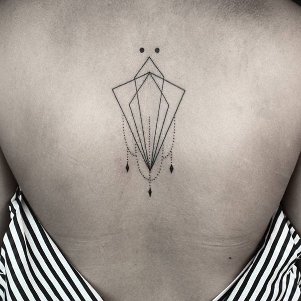 Les tatouages géométriques de Okan Uçkun Les tatouages geometriques de Okan Uckun 8 Les-tatouages-geometriques-de-Okan-Uckun-8