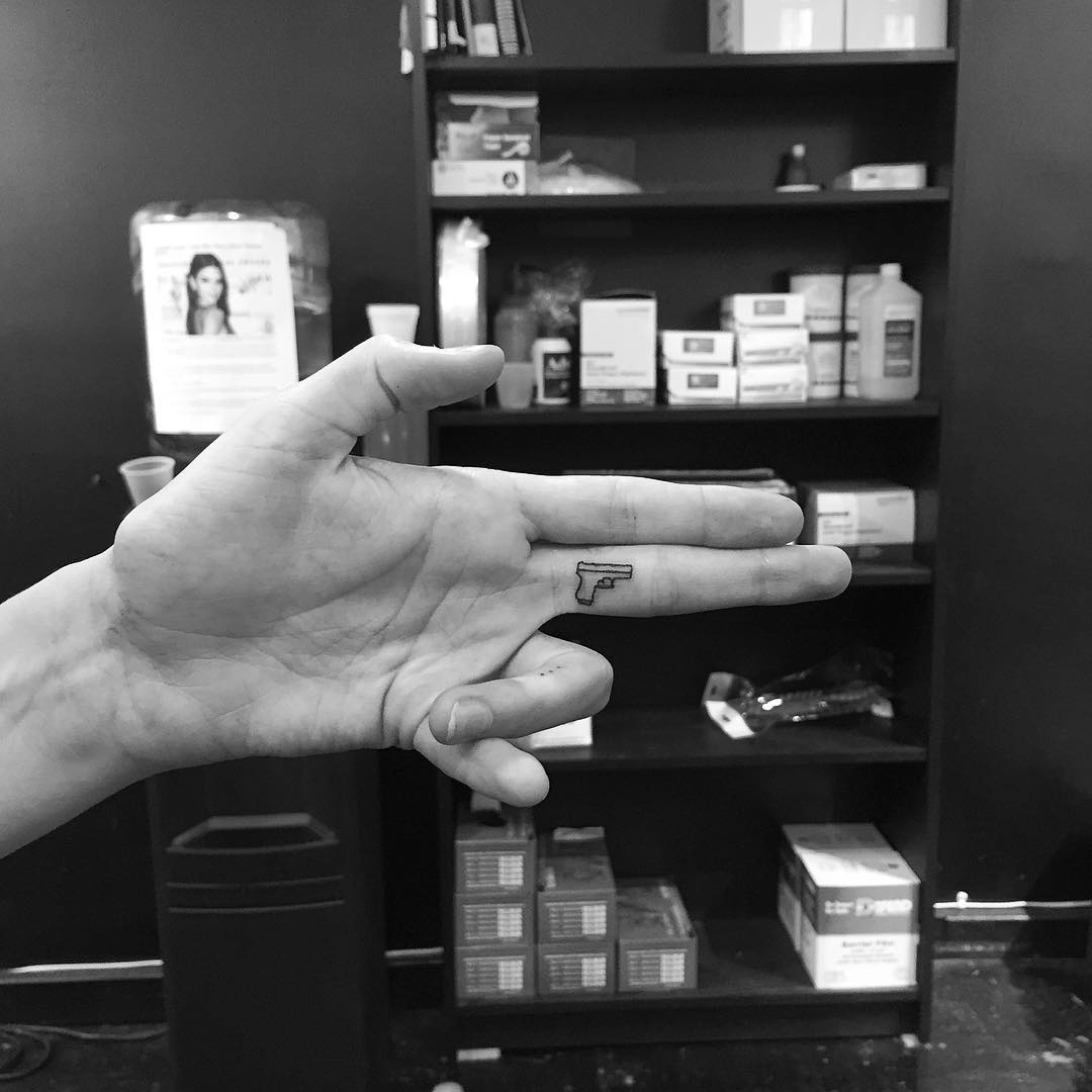 Les tatouages minimalistes de JonBoy Les tatouages minimalistes de JonBoy 18 Les-tatouages-minimalistes-de-JonBoy-18