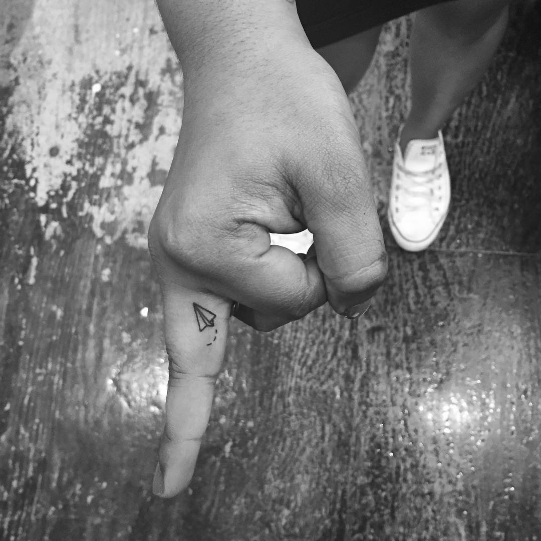 Les tatouages minimalistes de JonBoy Les tatouages minimalistes de JonBoy 2 Les-tatouages-minimalistes-de-JonBoy-2