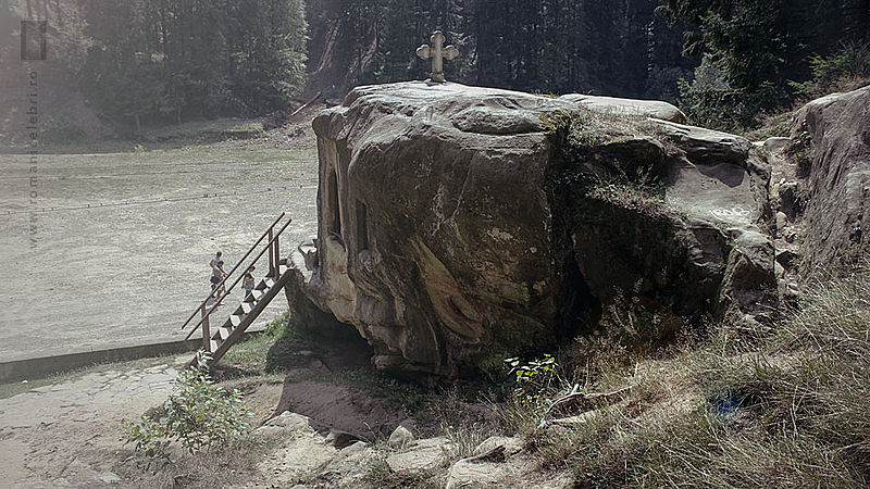 Une chapelle sculptée dans le rocher par un moine roumain au XVème siècle Une chapelle sculptee dans le rocher par un moine roumain au 15 eme siecle 3 Une-chapelle-sculptee-dans-le-rocher-par-un-moine-roumain-au-15-eme-siecle-3