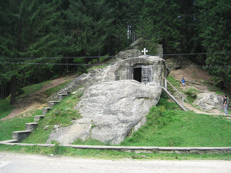 Une chapelle sculptée dans le rocher par un moine roumain au XVème siècle Une chapelle sculptee dans le rocher par un moine roumain au 15 eme siecle 4 Une-chapelle-sculptee-dans-le-rocher-par-un-moine-roumain-au-15-eme-siecle-4