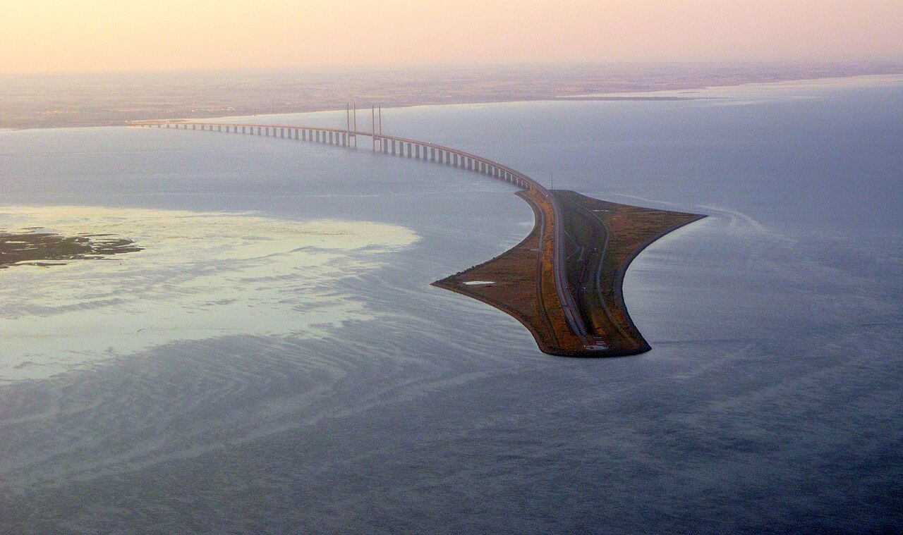 Peberholm, l'île artificielle d'Øresundsbron Vue aérienne de Peberholm, l'île artificielle entre le pont et le tunnel de l'Øresund
