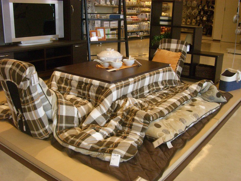 Le kotatsu, design japonais pour ne (presque) jamais quitter son lit Le kotatsu design japonais pour ne jamais quitter son lit 3 Le-kotatsu-design-japonais-pour-ne-jamais-quitter-son-lit-3
