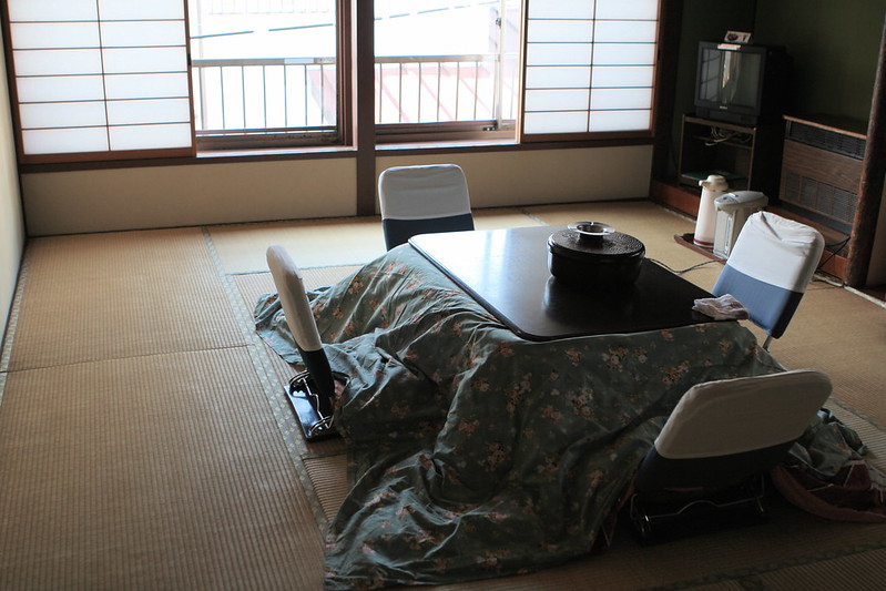Le kotatsu, design japonais pour ne (presque) jamais quitter son lit Le kotatsu design japonais pour ne jamais quitter son lit 5 Le-kotatsu-design-japonais-pour-ne-jamais-quitter-son-lit-5