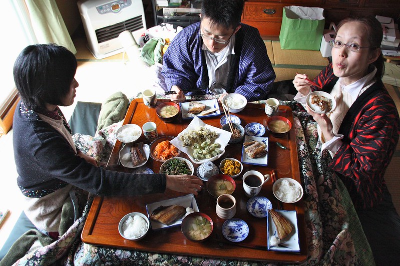 Le kotatsu, design japonais pour ne (presque) jamais quitter son lit Le kotatsu design japonais pour ne jamais quitter son lit 6 Le-kotatsu-design-japonais-pour-ne-jamais-quitter-son-lit-6