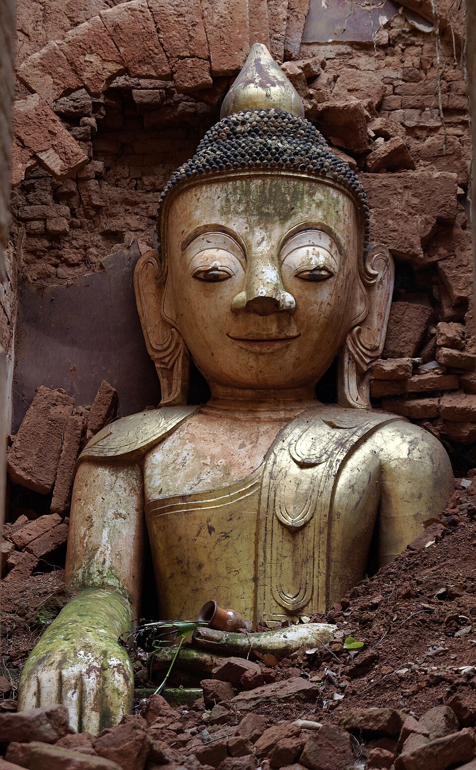 Statue de Bouddha dans une stupa en ruine de Shwe Indein Statue de Bouddha dans une stupa en ruine de Shwe Indein