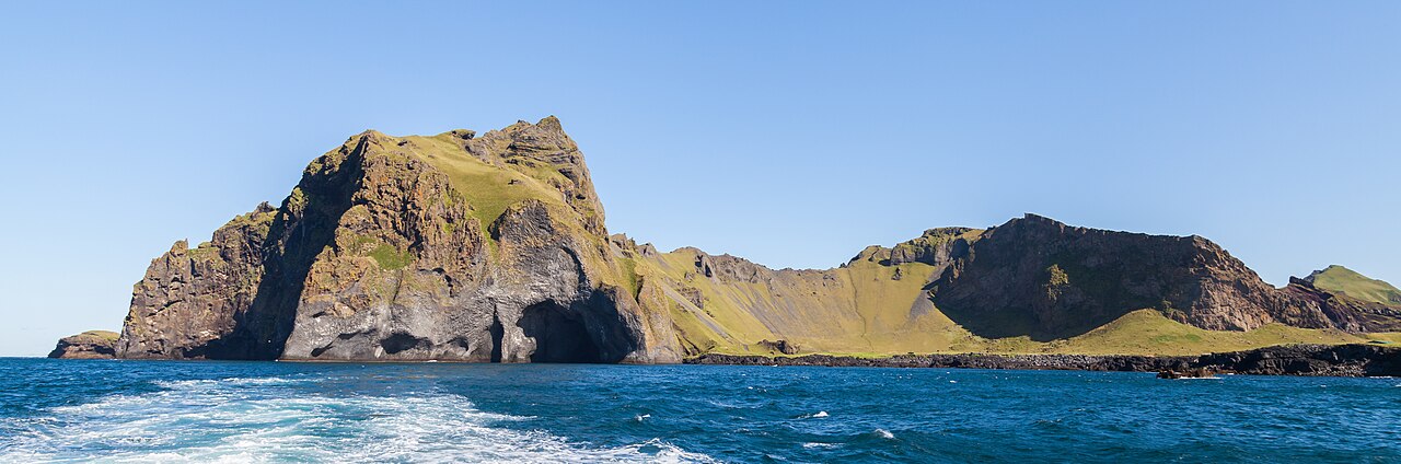 Vue large d’Elephant Rock dans les falaises de Heimaey en Islande Vue large d’Elephant Rock dans les falaises de Heimaey en Islande
