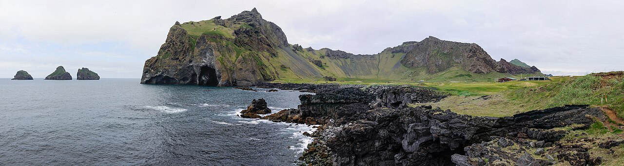 Panorama de Heimaey avec Elephant Rock dans les îles Vestmann Panorama de Heimaey avec Elephant Rock dans les îles Vestmann