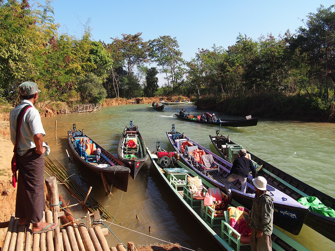 Pirogues à l’embarcadère d’Indein près du lac Inle Pirogues à l’embarcadère d’Indein près du lac Inle