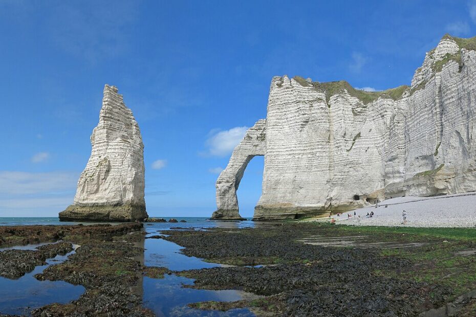 L'Aiguille et la Porte d'Aval dans les falaises d'Étretat