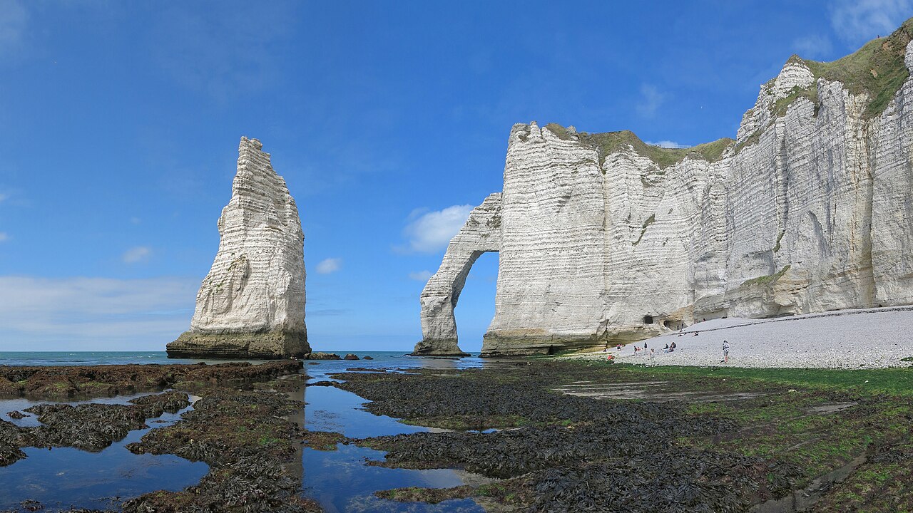 etretat aiguille porte aval L'Aiguille et la Porte d'Aval dans les falaises d'Étretat