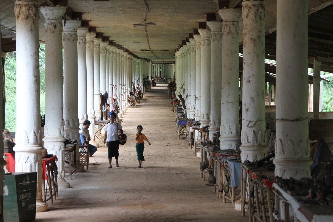 Galerie couverte menant aux pagodes de Shwe Inn Thein à Indein Galerie couverte menant aux pagodes de Shwe Inn Thein à Indein