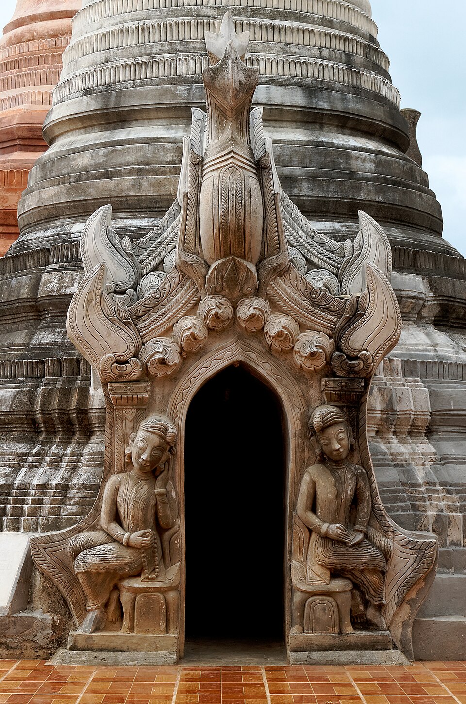 Portail sculpté d’une stupa de Shwe Indein au Myanmar Portail sculpté d’une stupa de Shwe Indein au Myanmar