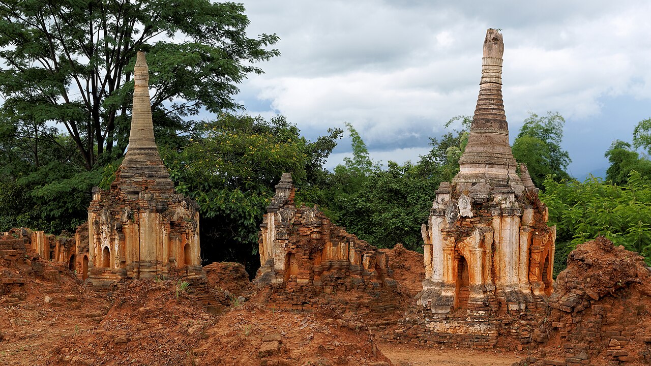 Stupas très dégradés de Shwe Indein entourés de végétation Stupas très dégradés de Shwe Indein entourés de végétation