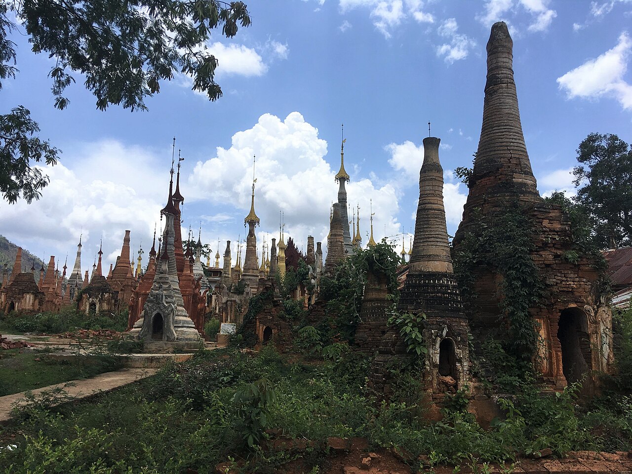 Stupas anciens et restaurés de Shwe Indein au Myanmar Stupas anciens et restaurés de Shwe Indein au Myanmar shwe indein
