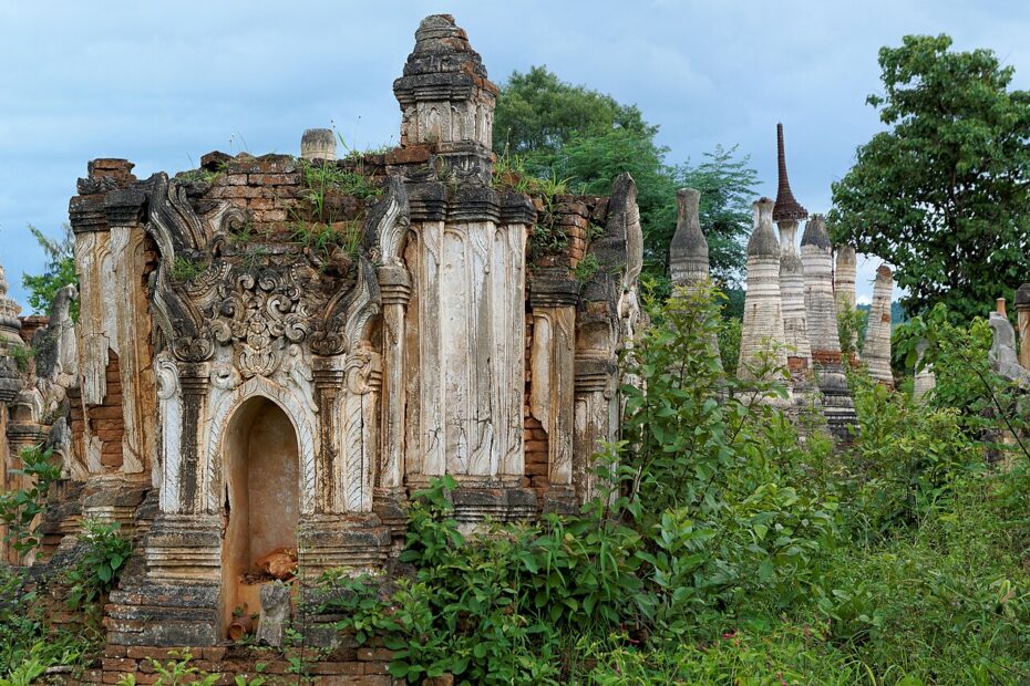 Les pagodes en ruine de Shwe Inn Thein en Birmanie stupas ruine shwe indein lac inle Stupas en ruine de Shwe Indein près du lac Inle au Myanmar