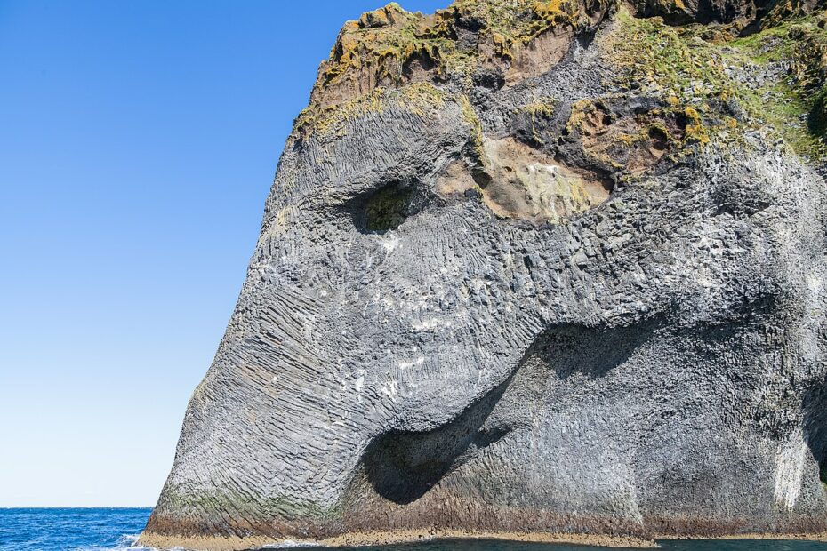 Un rocher en forme d'éléphant surgit de l'océan en Islande un rocher en forme d elephant surgit de l ocean en Islande 2 un rocher en forme d elephant surgit de l ocean en Islande 2