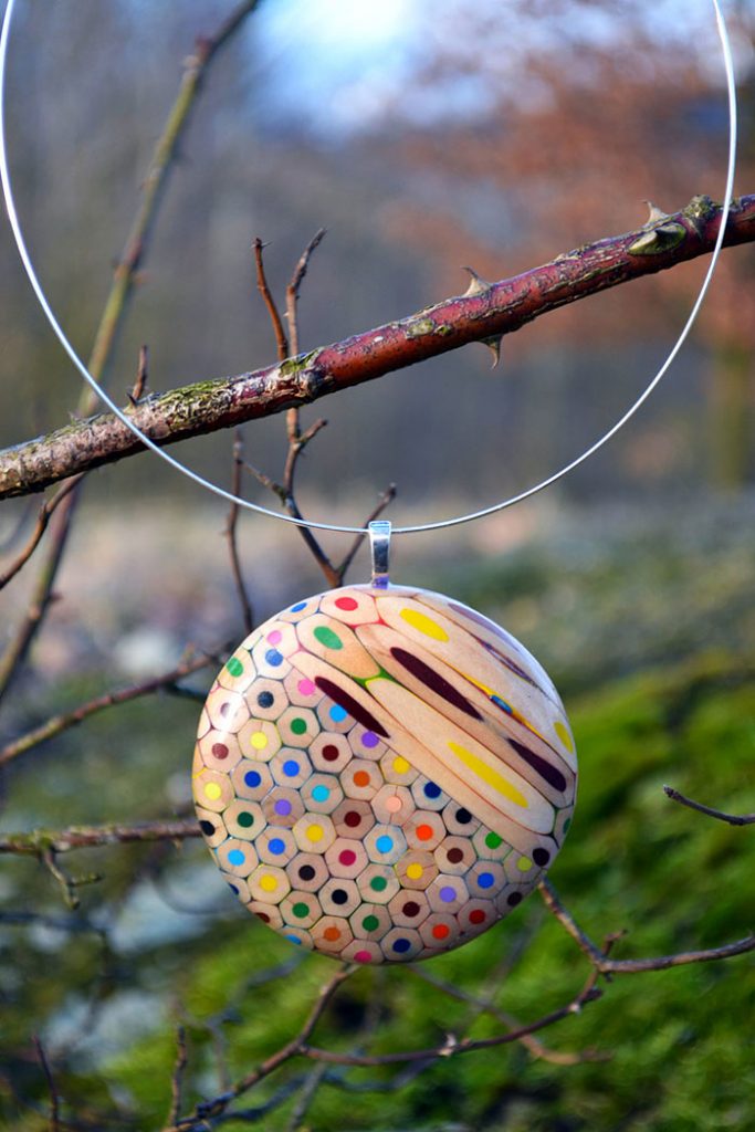 Des bijoux avec des crayons par Anna Čurlejová Des bijoux avec des crayons par Anna curlejova 11 Des-bijoux-avec-des-crayons-par-Anna-curlejova-11